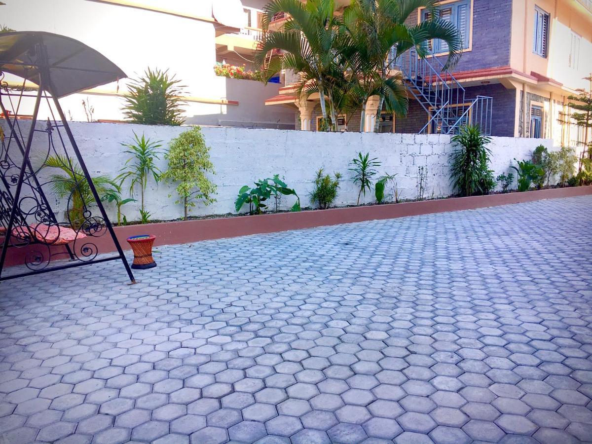 Hotel Buttercup Pokhara Buitenkant foto