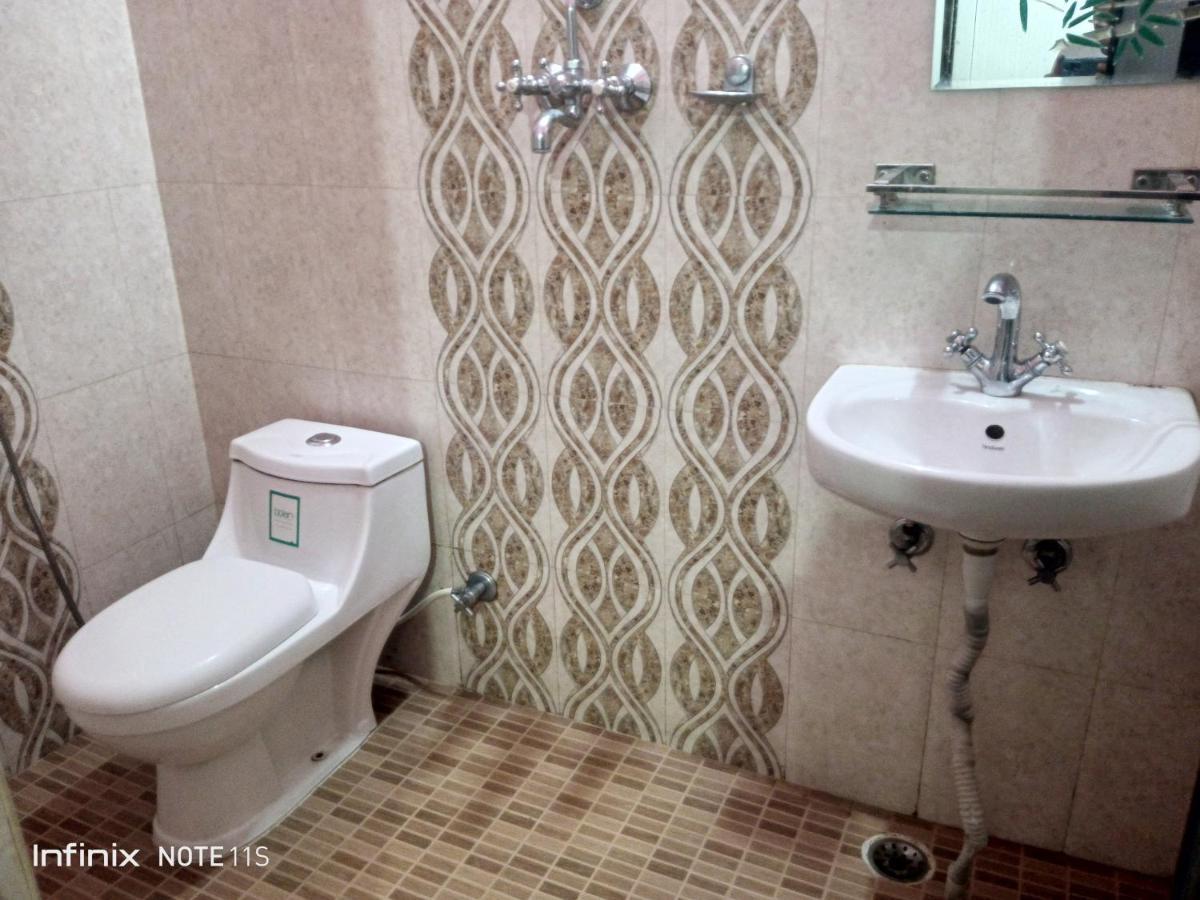 Hotel Buttercup Pokhara Buitenkant foto