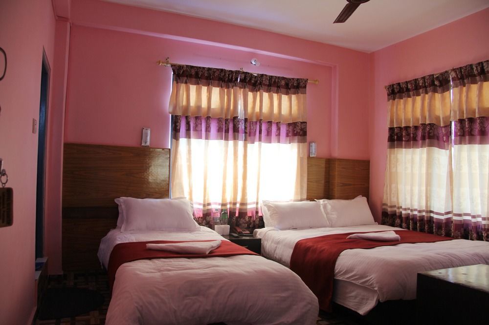Hotel Buttercup Pokhara Buitenkant foto