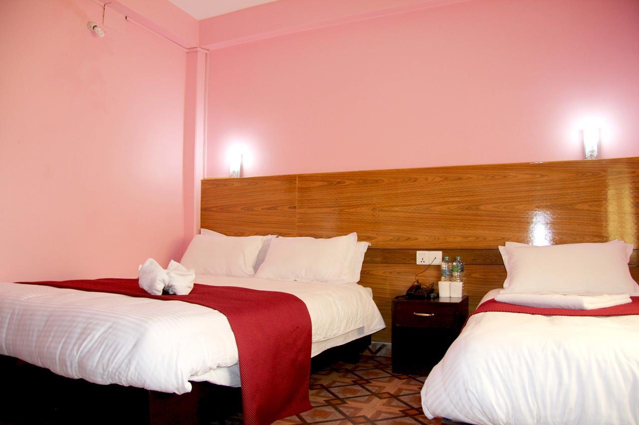 Hotel Buttercup Pokhara Buitenkant foto