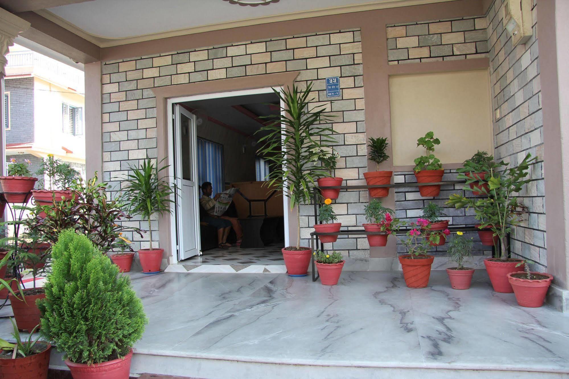 Hotel Buttercup Pokhara Buitenkant foto