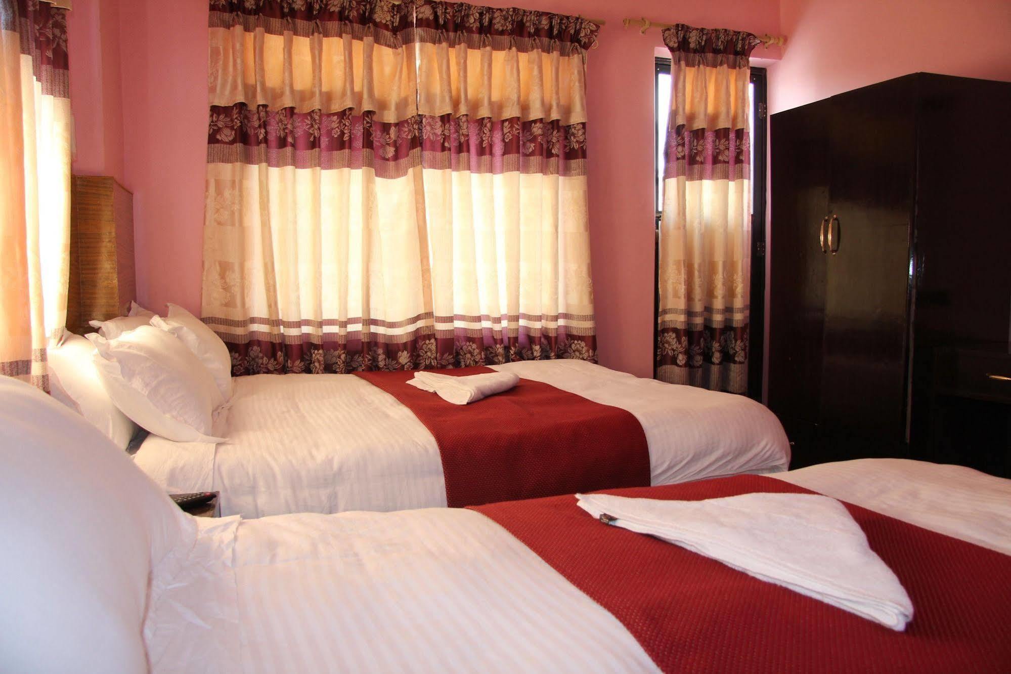Hotel Buttercup Pokhara Buitenkant foto