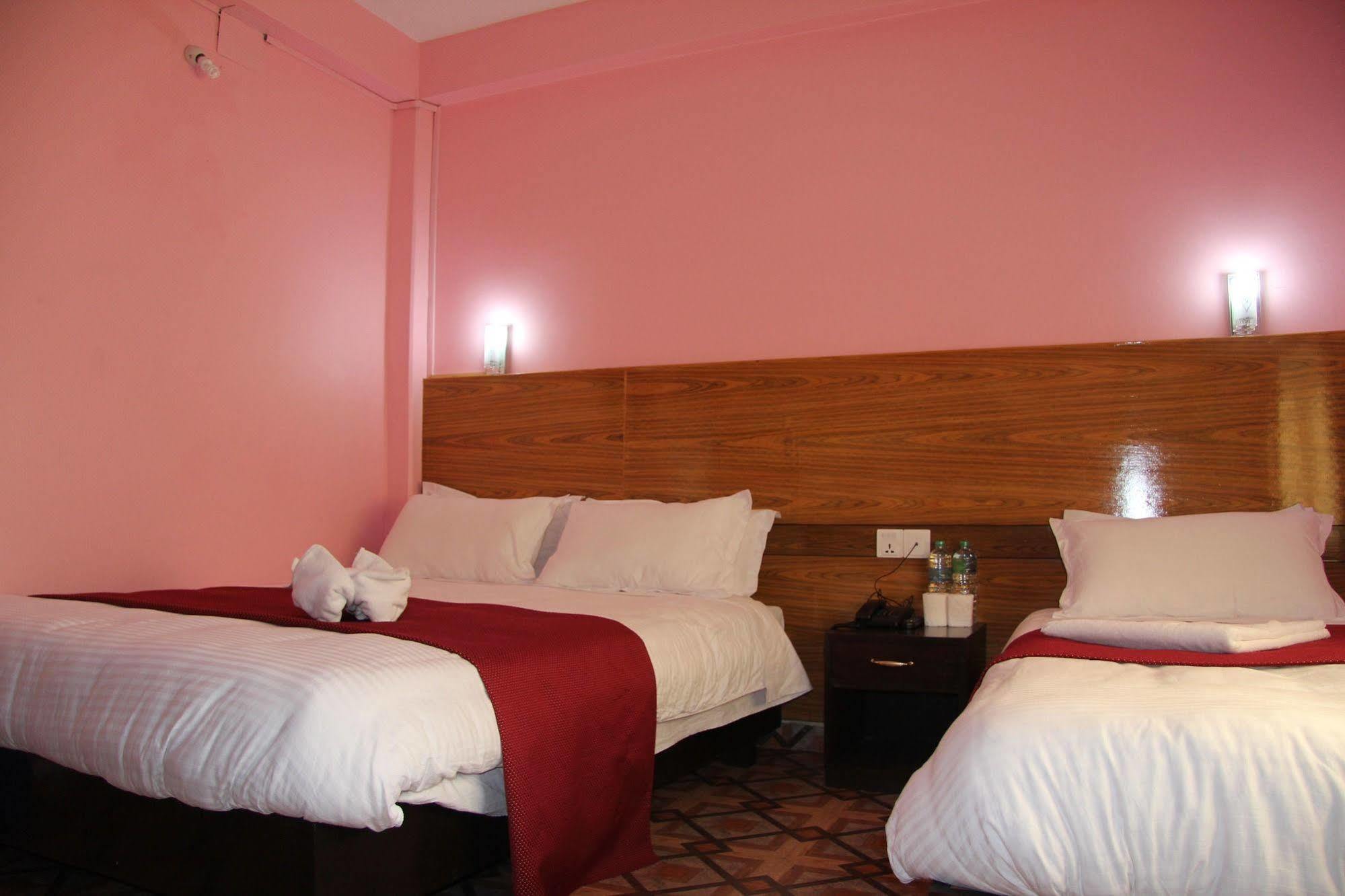 Hotel Buttercup Pokhara Buitenkant foto