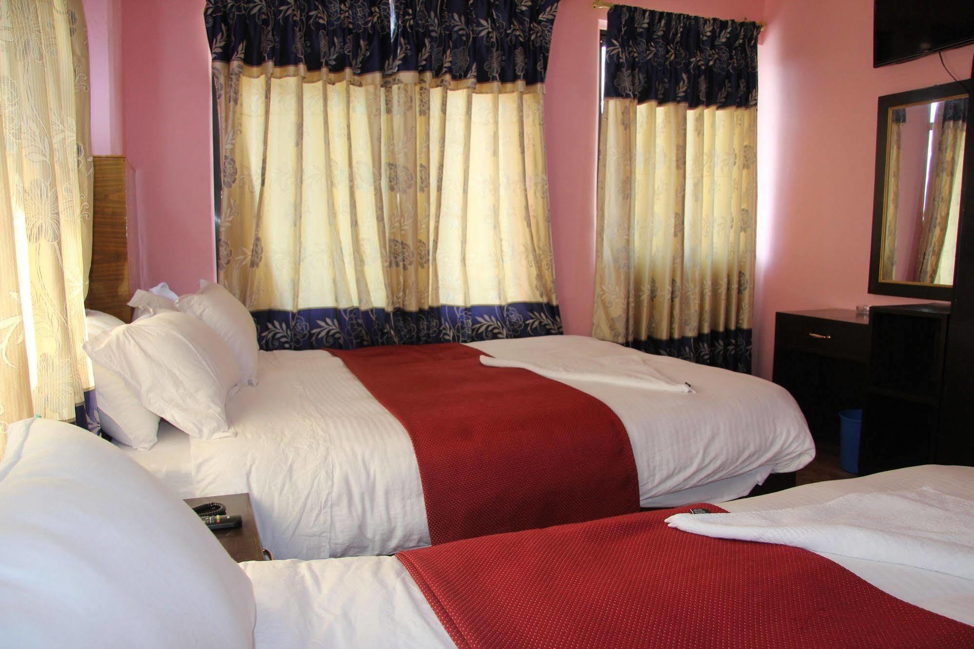 Hotel Buttercup Pokhara Buitenkant foto