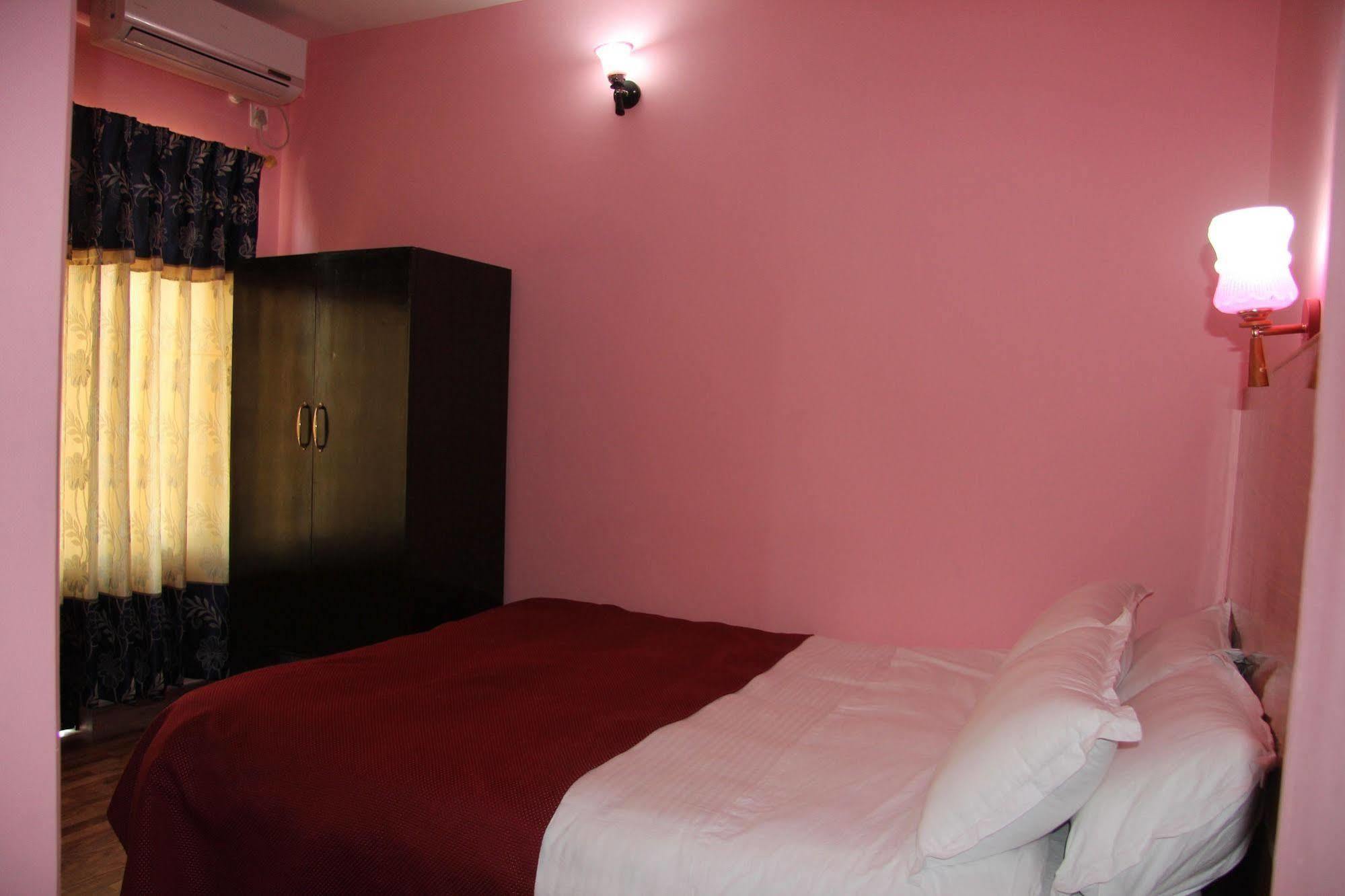 Hotel Buttercup Pokhara Buitenkant foto
