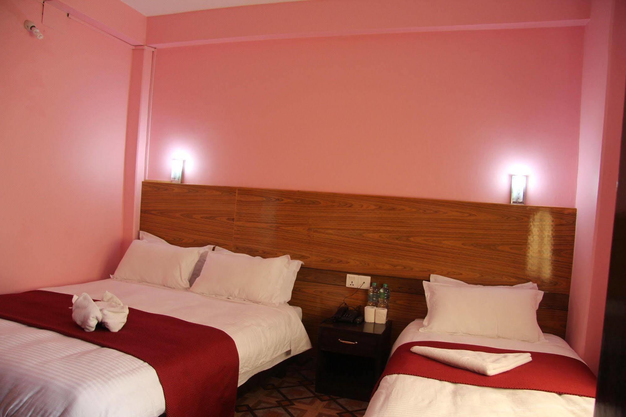 Hotel Buttercup Pokhara Buitenkant foto