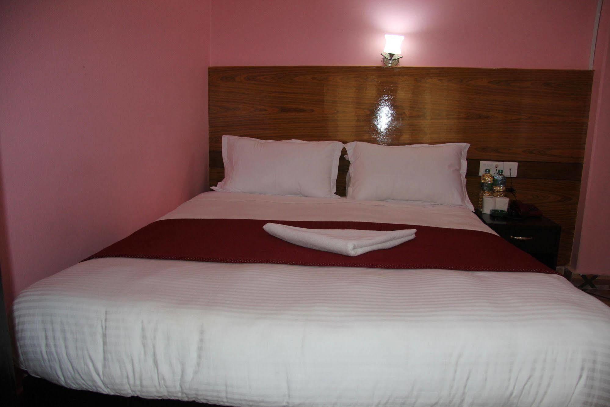 Hotel Buttercup Pokhara Buitenkant foto