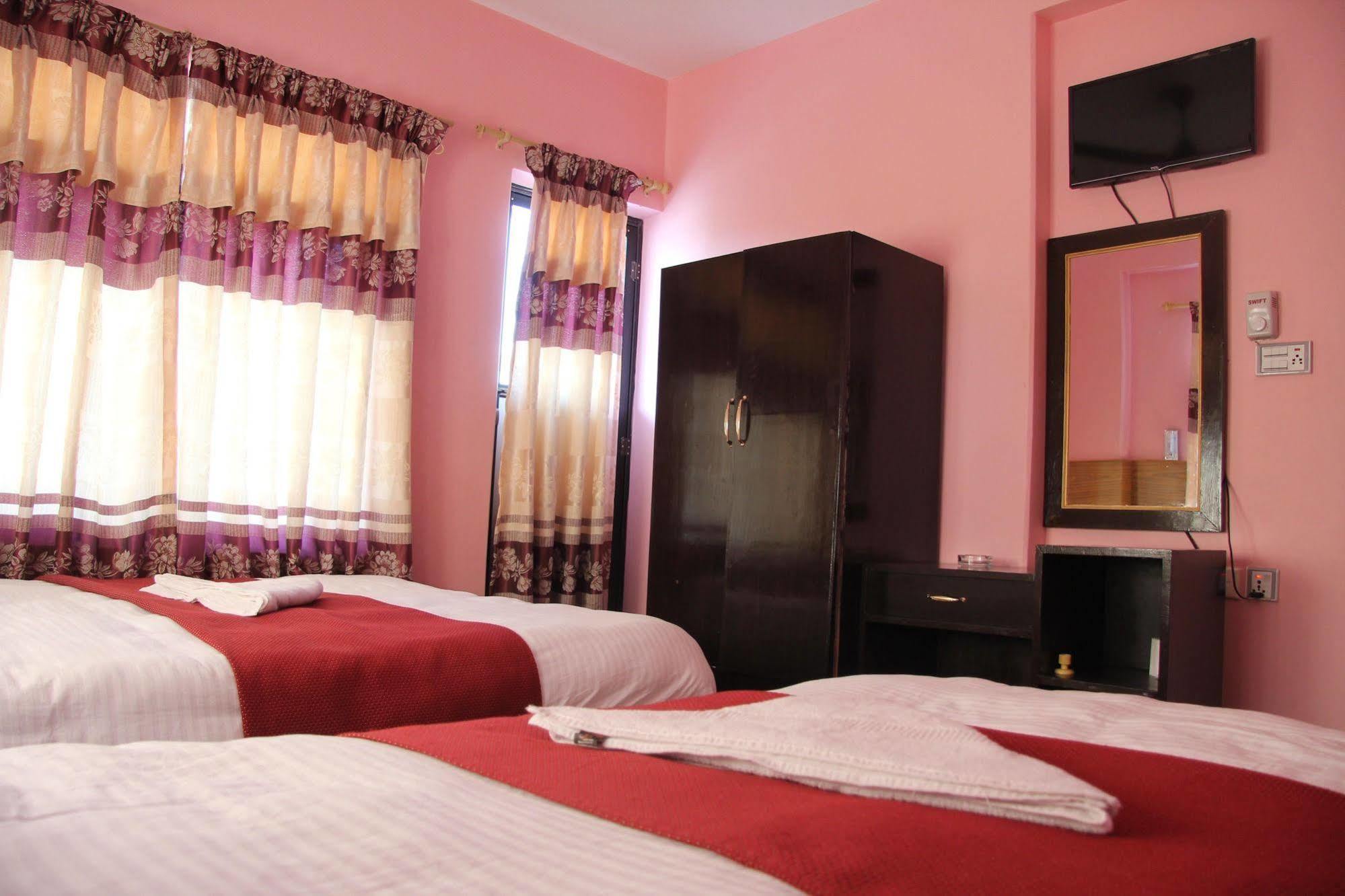 Hotel Buttercup Pokhara Buitenkant foto