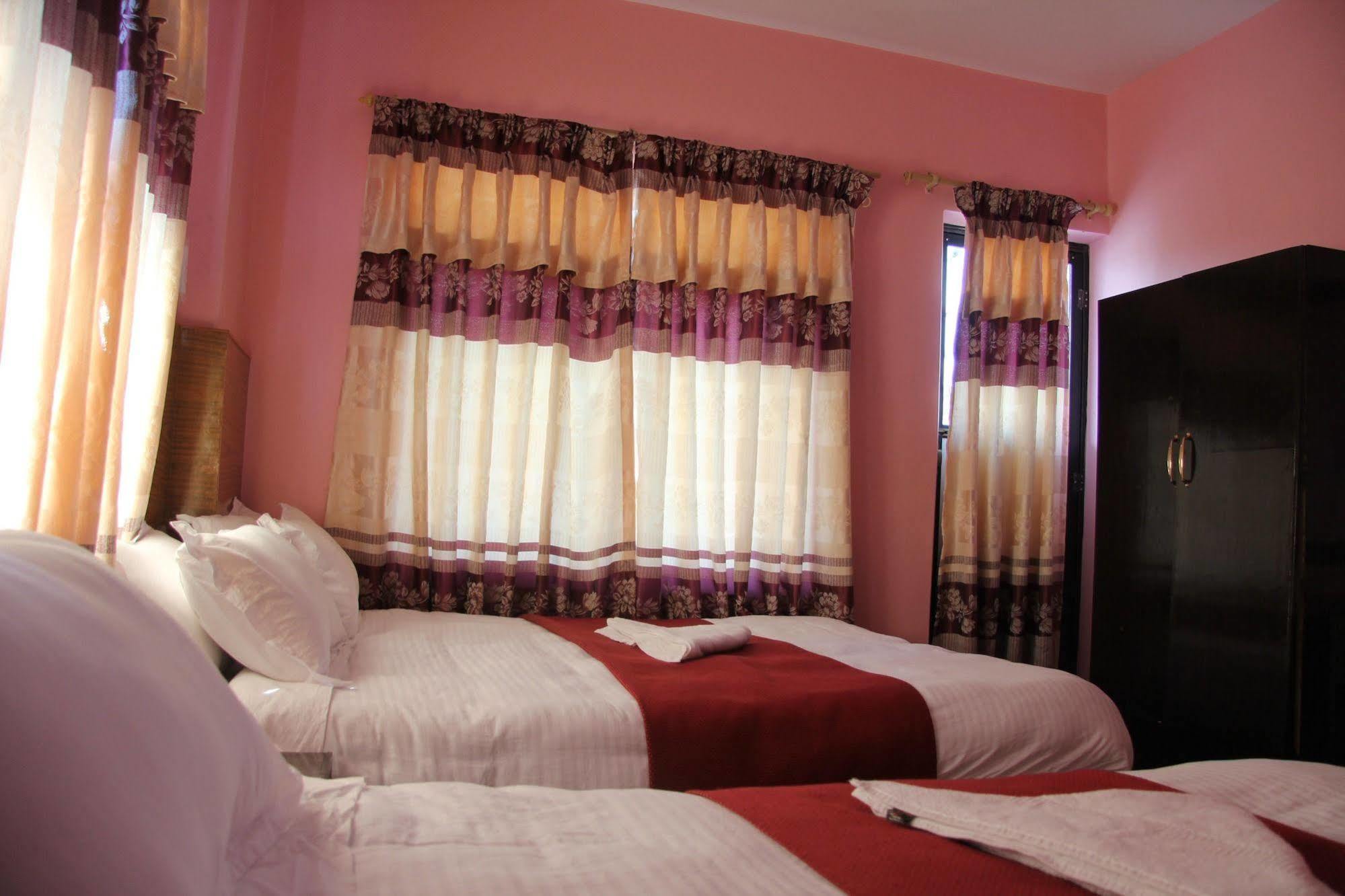 Hotel Buttercup Pokhara Buitenkant foto