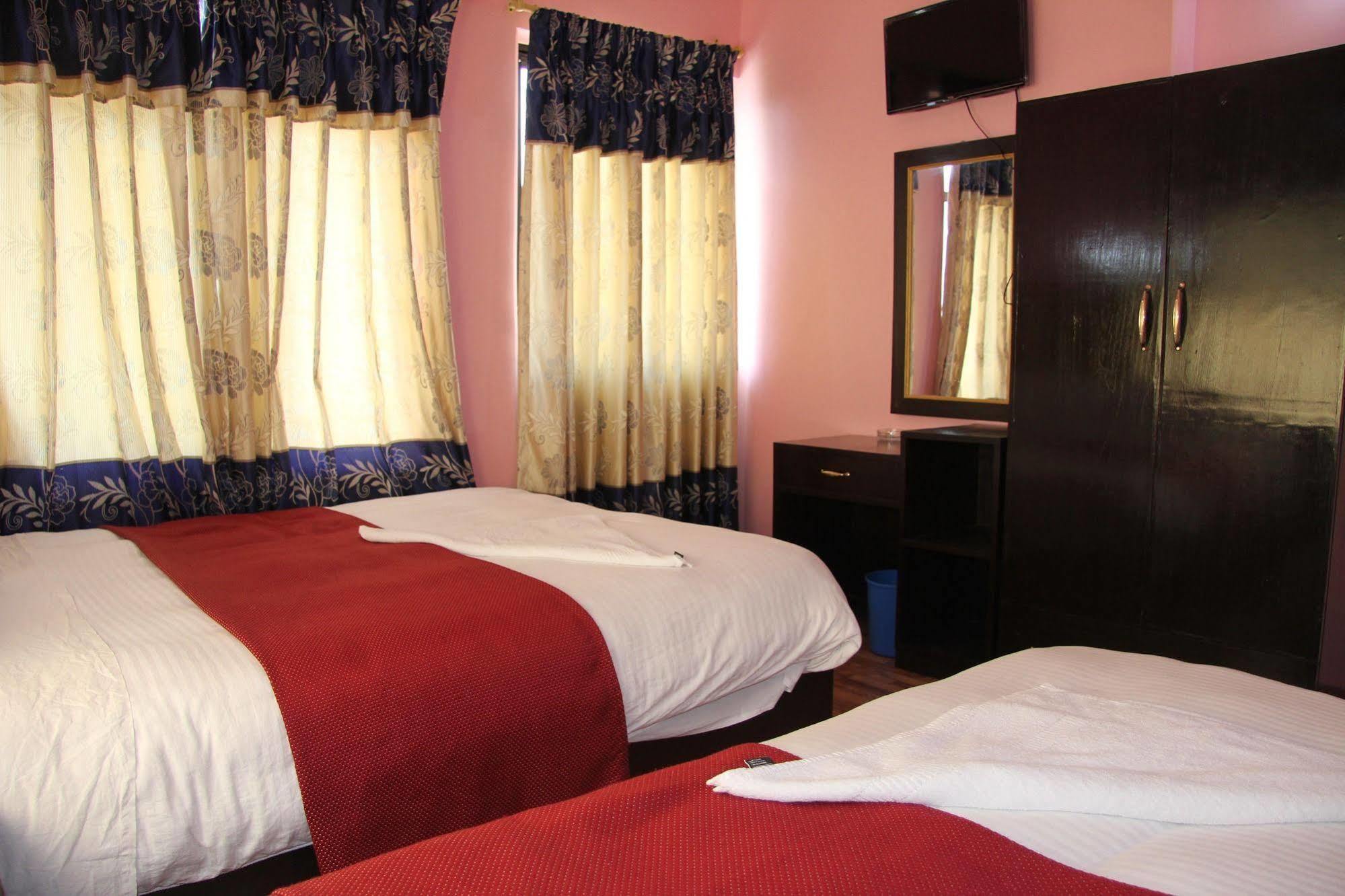 Hotel Buttercup Pokhara Buitenkant foto