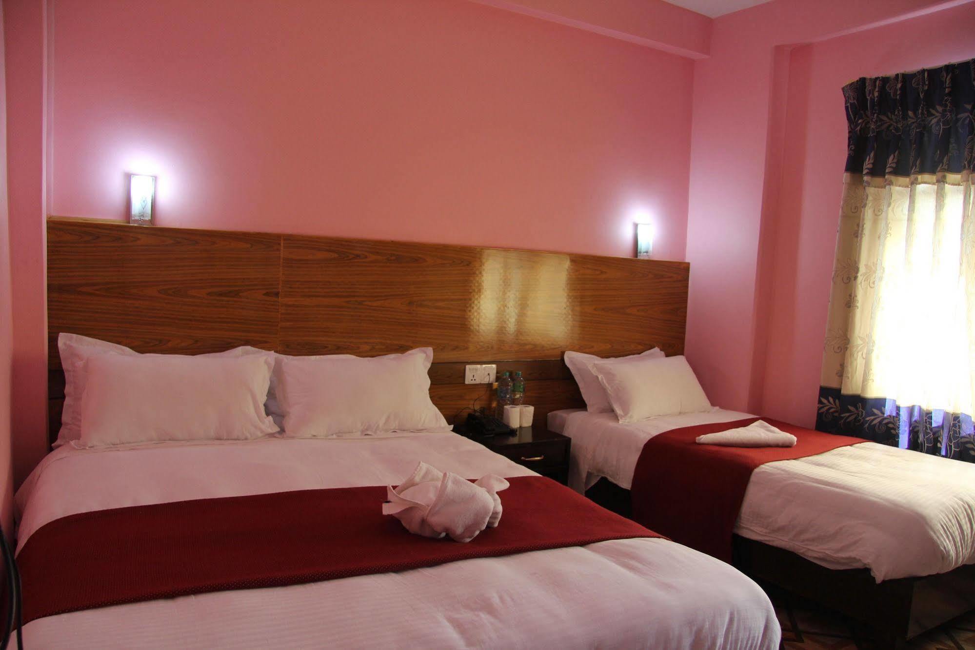 Hotel Buttercup Pokhara Buitenkant foto