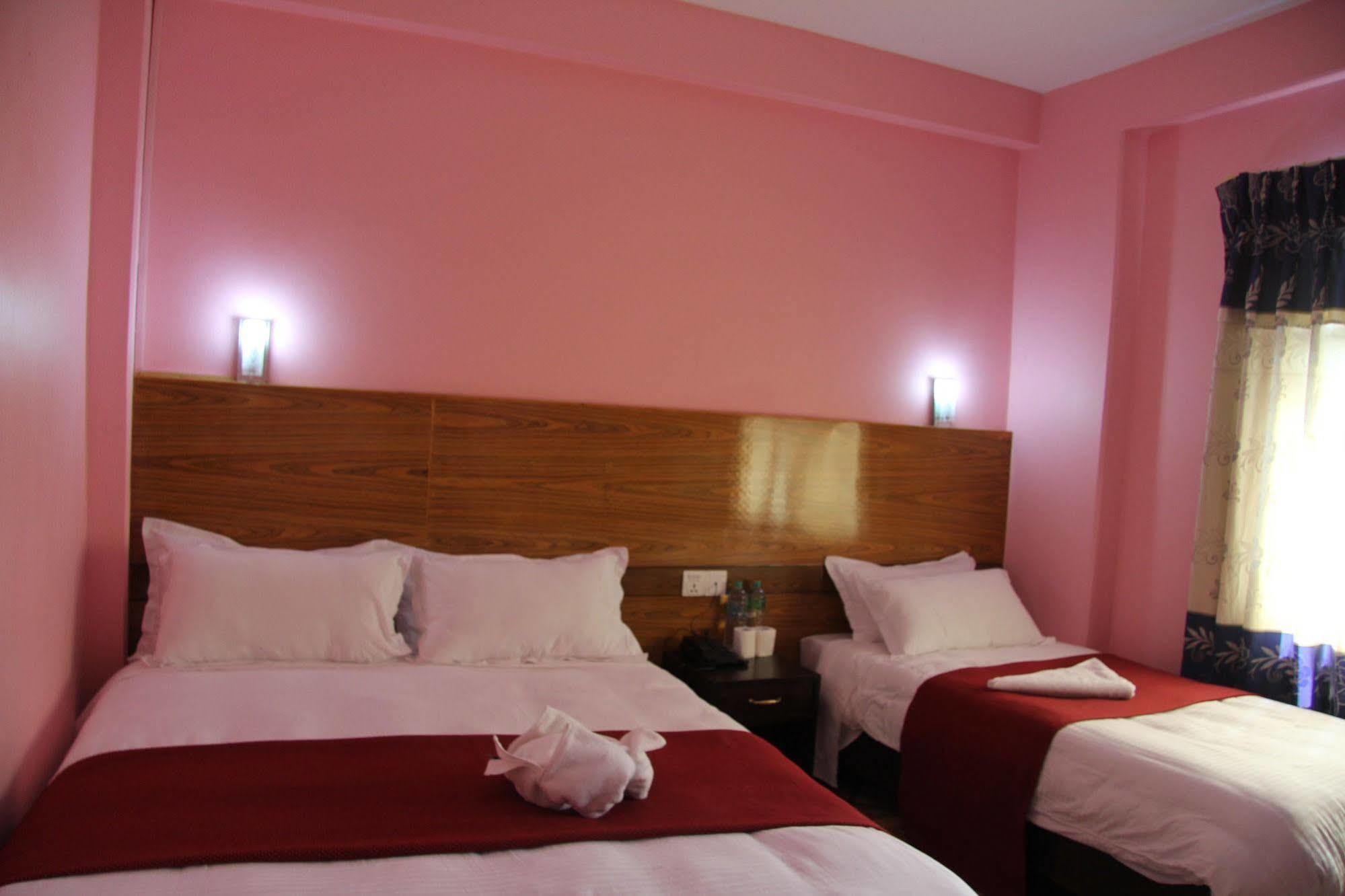 Hotel Buttercup Pokhara Buitenkant foto