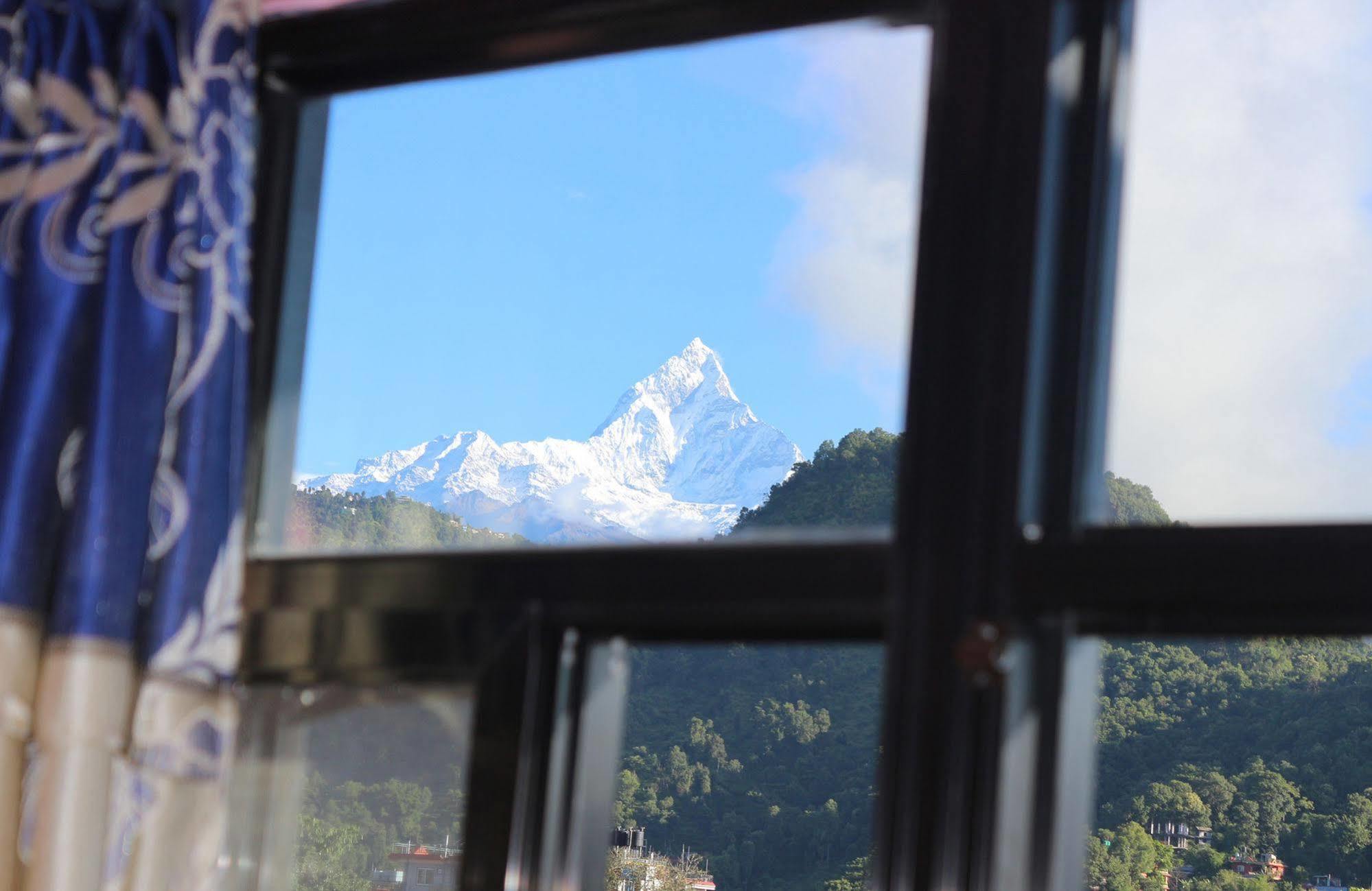 Hotel Buttercup Pokhara Buitenkant foto