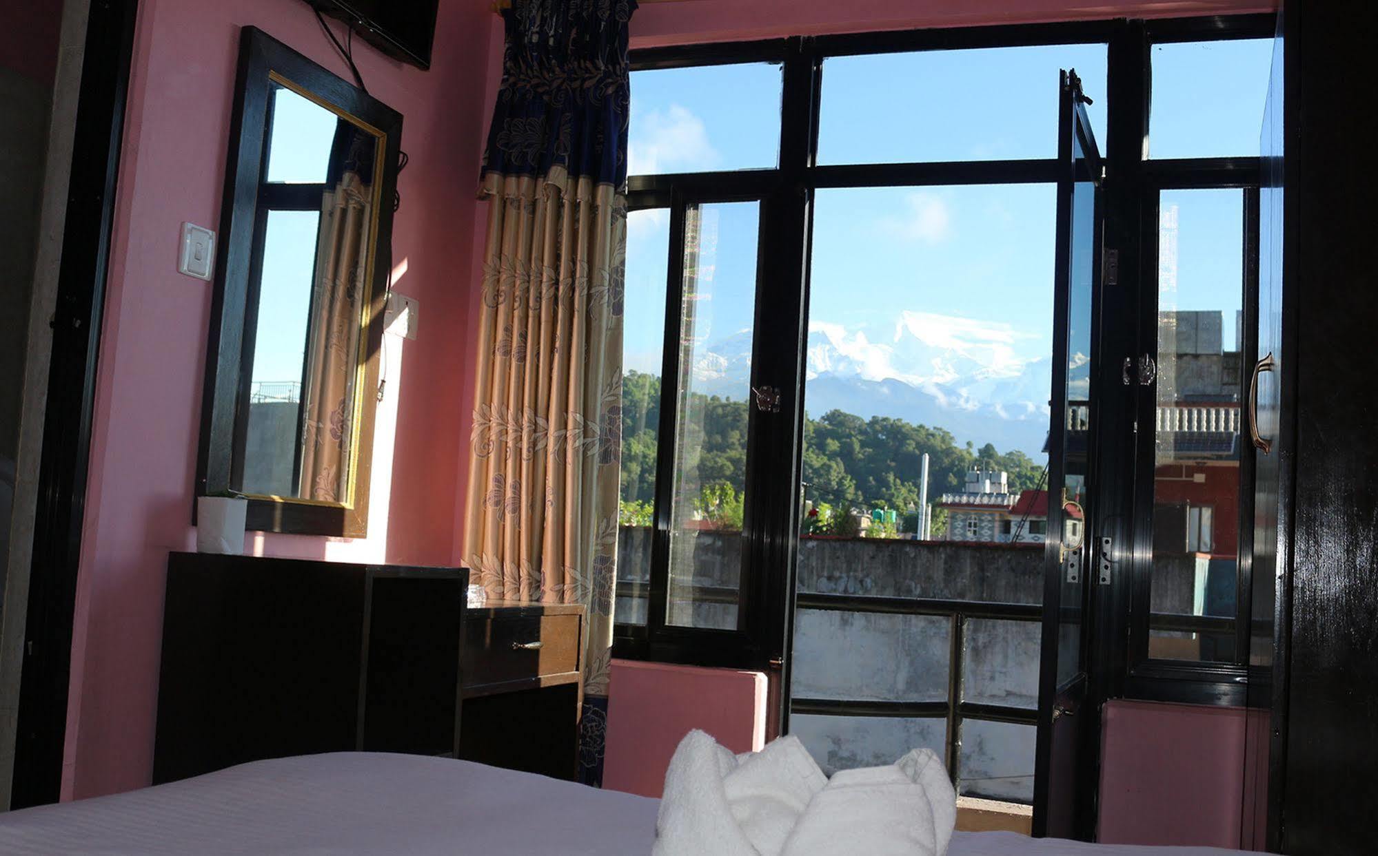 Hotel Buttercup Pokhara Buitenkant foto