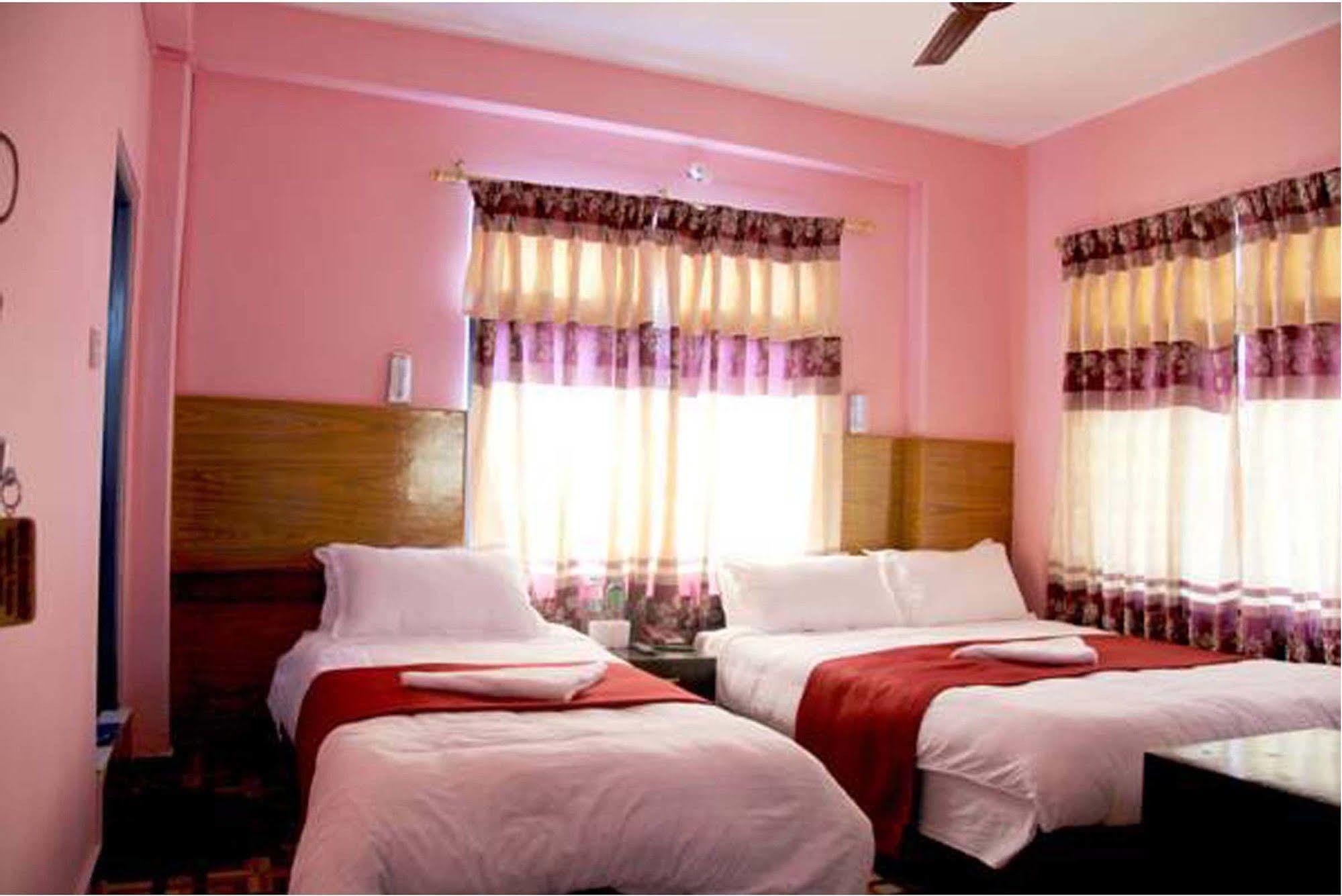Hotel Buttercup Pokhara Buitenkant foto