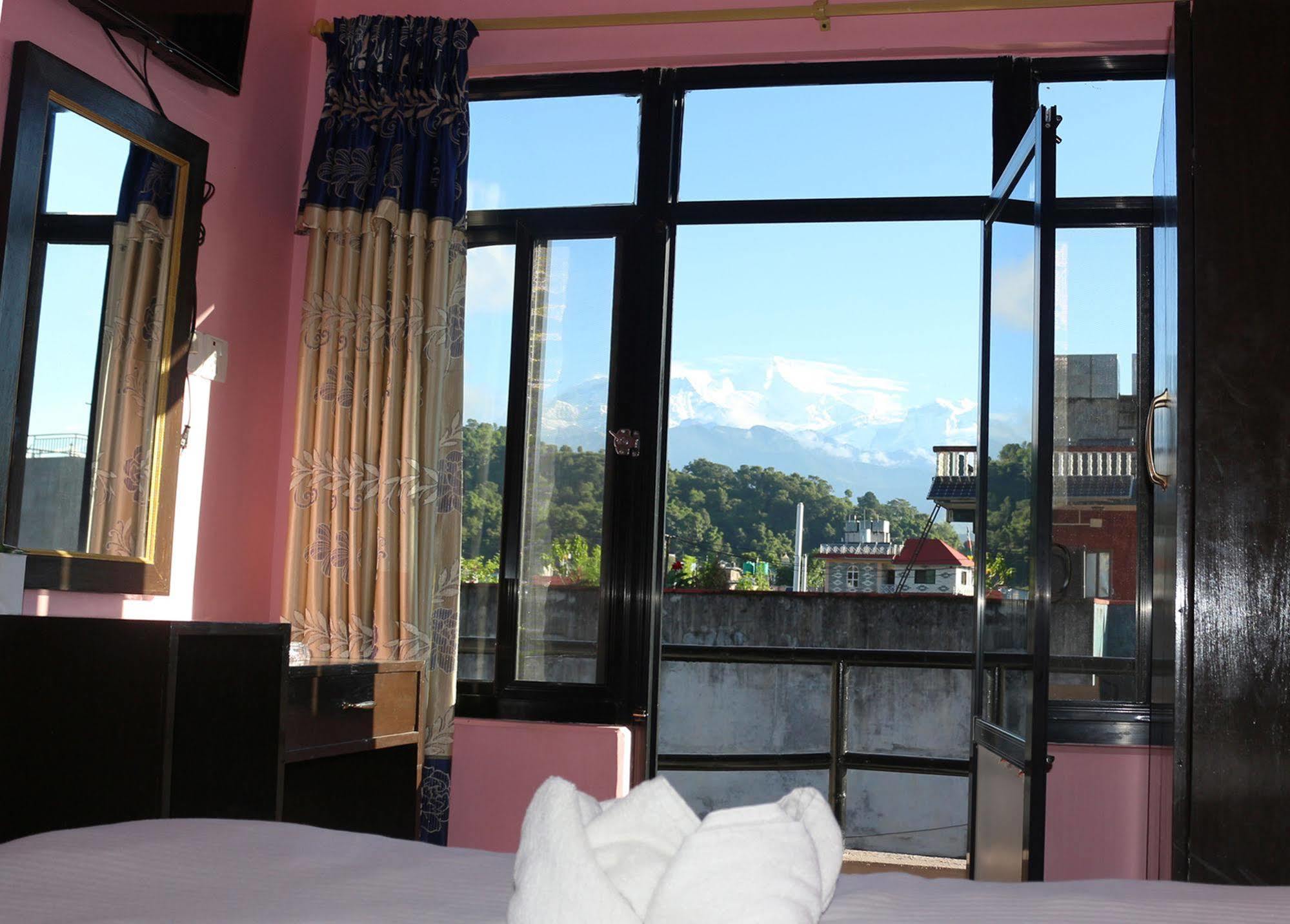 Hotel Buttercup Pokhara Buitenkant foto