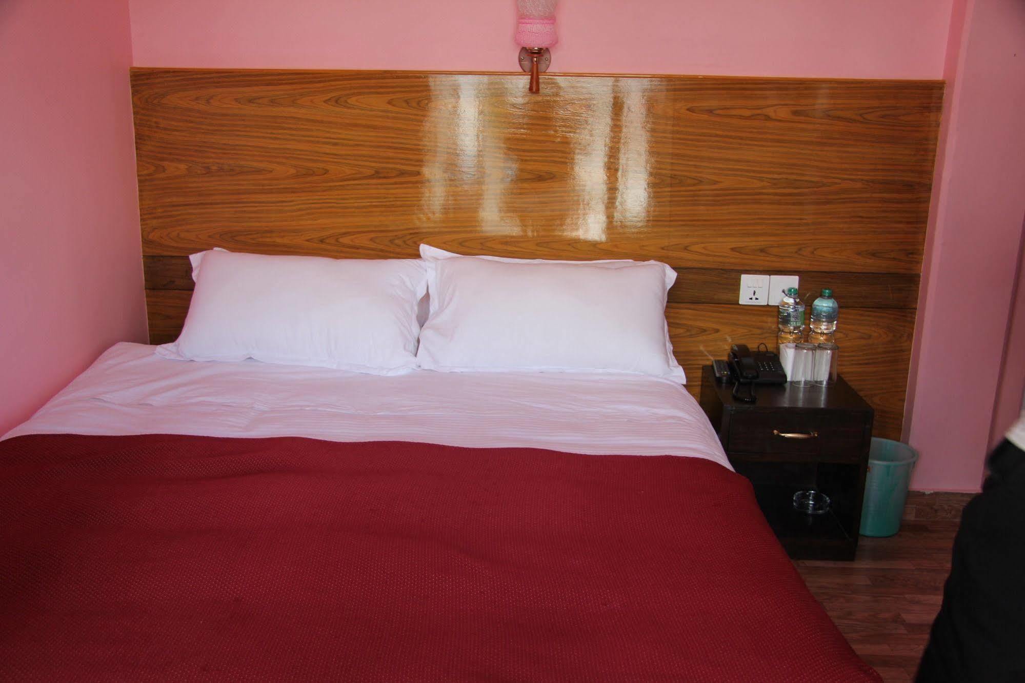 Hotel Buttercup Pokhara Buitenkant foto
